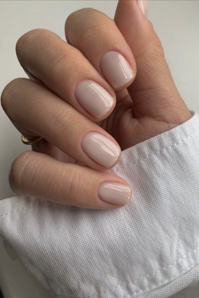 une main avec du vernis couleur nude